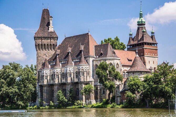 4 hours long private walking tour in Budapest - Four hours, eight big stops: how the route feels in motion