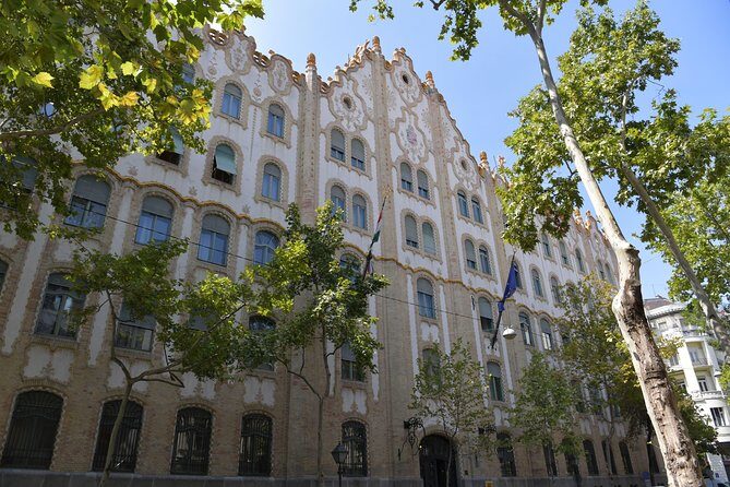 All day city tour in Budapest - District VII and the Jewish Quarter: big history, big atmosphere