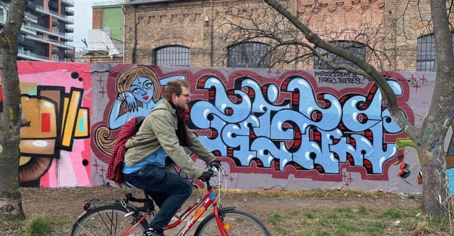 Alternative Bike tour: Graffiti Wall and Peace - The Margaret Island stretch: calm riding plus a real break