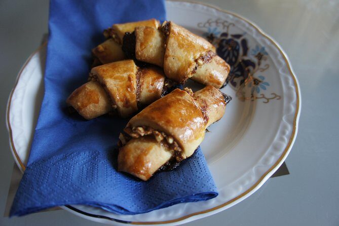 Authentic Jewish Cooking Class by a Professional chef - What you do first: welcome snack, drinks, and the food context