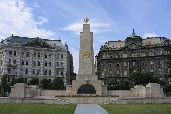 Born Under The Red Star - The History of Communism in Hungary - Private Tour - St. Stephen’s Basilica Stop: A Beautiful Pause With a Practical Catch