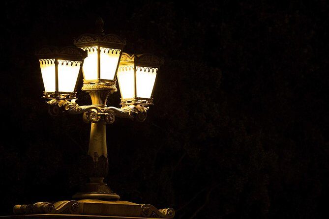 Bright Lights of Budapest Night Tour with Boat Cruise and Wine - Guide pacing and small-group feel: why humor and prep matter at night