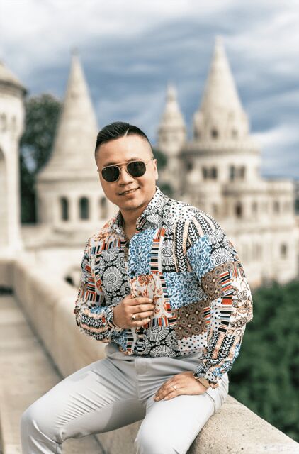 Buda Castle: Private photoshoot with a local guide - The real value: posing tips without the cringe