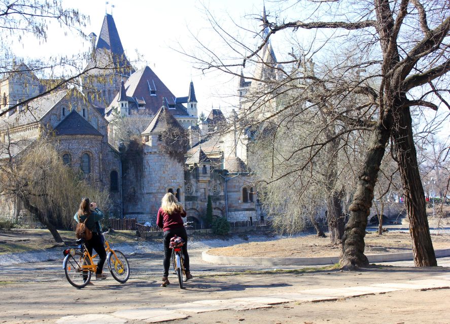 Budapest ❤️Winter Bike Tour with Coffee Stop❤️ - St. Stephen’s Basilica and the square: the classic postcard stop