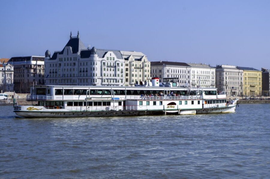 Budapest: 1 hr Sunshine Booze Cruise with Prosecco - Key highlights at a glance