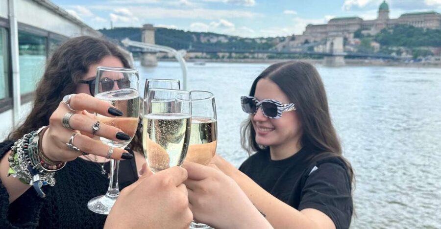 Budapest: 1 hr Sunshine Booze Cruise with Prosecco - Price and what you should get out of it