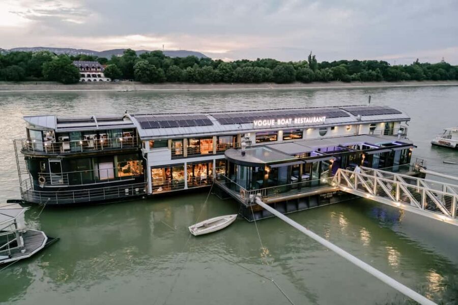 Budapest: 3-Course Dinner for 2 - stationary Boat Restaurant - Key highlights at a glance