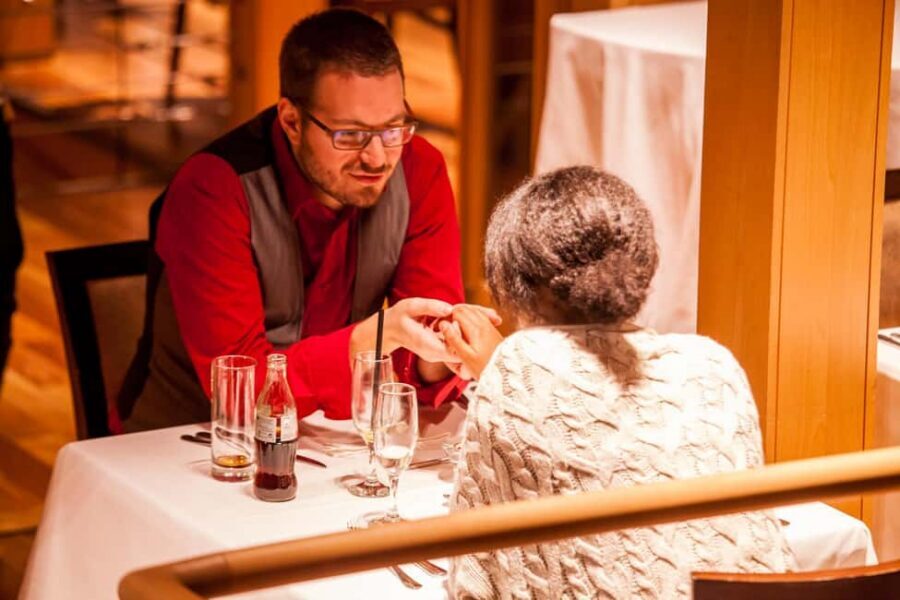 Budapest: 3-Course Dinner for 2 - stationary Boat Restaurant - Vogue Boat Restaurant on the Danube: what makes it feel special