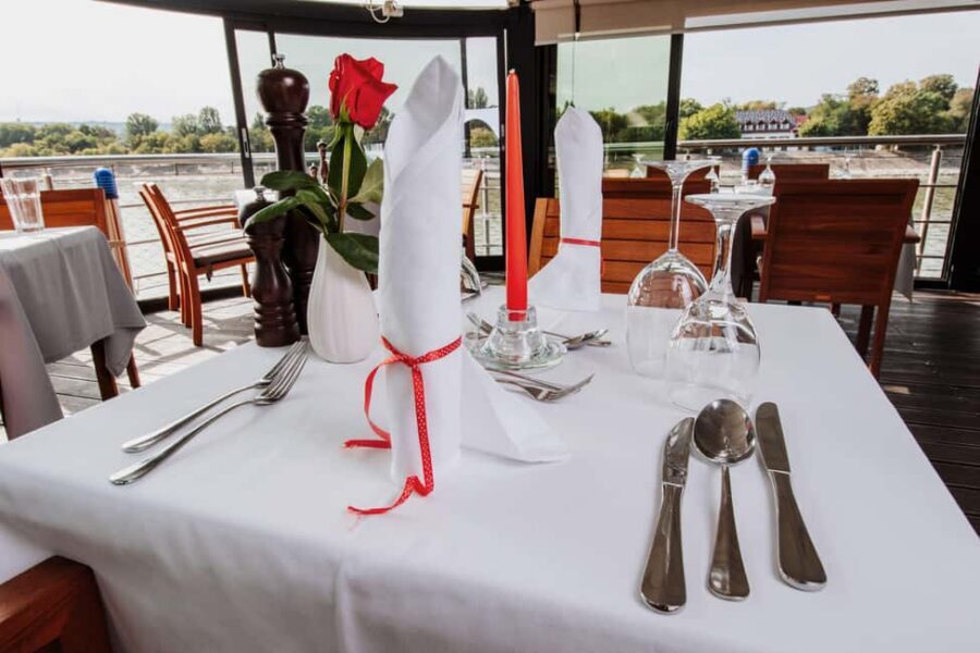 Budapest: 3-Course Dinner for 2 - stationary Boat Restaurant - Candlelight dining in a classic interior, plus deck views