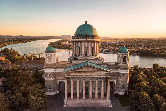 Budapest-Bratislava One-Way Sightseeing Transfer - Vehicle comfort, luggage, and group size (a real decision point)