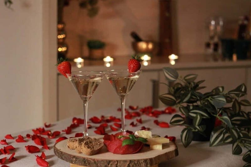 BUDAPEST, Day Spa : Couples Massage with Roses Bubble Bath - The Palo Santo Start and Your 60-Minute Couples Massage