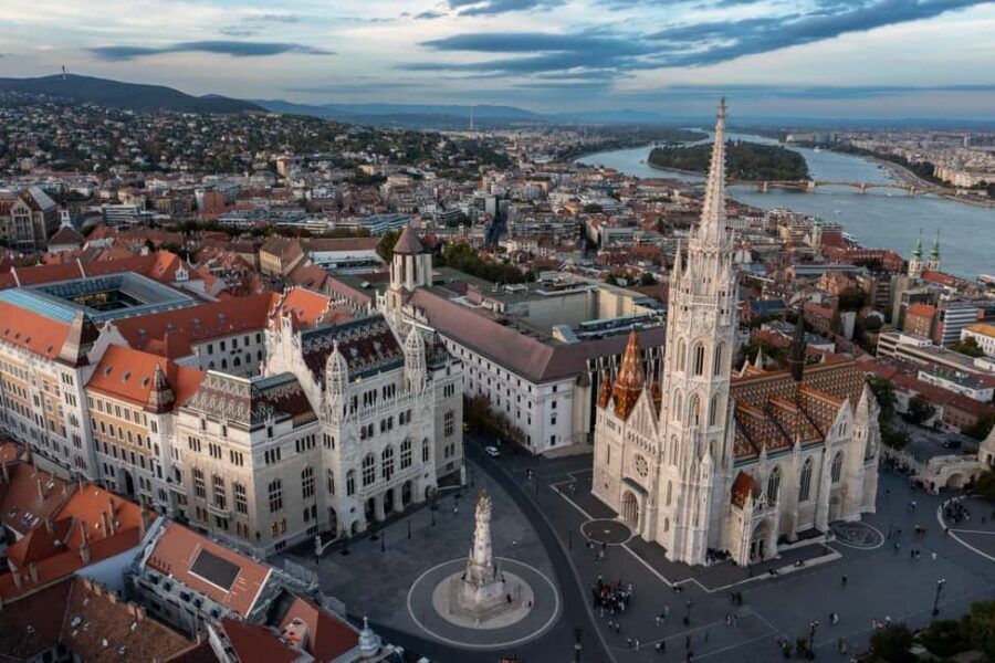 Budapest: Downtown gems of Pest - Starting at Vértanúk Tere: a calm launch into busy Pest