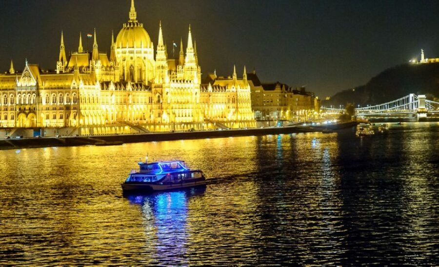 Budapest: Drink & Piano Show - Hungarian Parliament Building: The Main-Event Glow