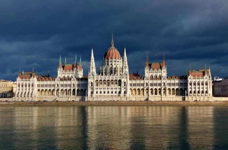 Budapest Full-Day Private Guide Services - Price and logistics: what you pay for, and what you still need to plan