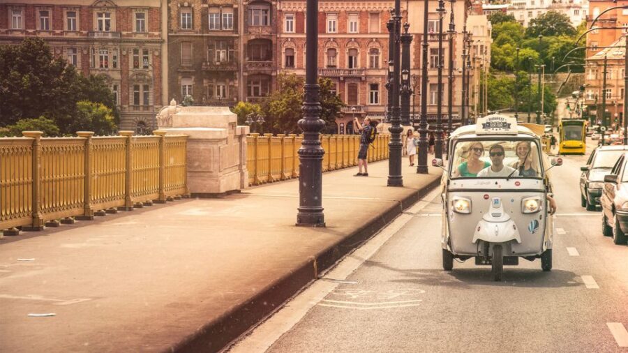 Budapest: Half-Day Exclusive Highlights Private Tour - Danube moments and Buda side charm