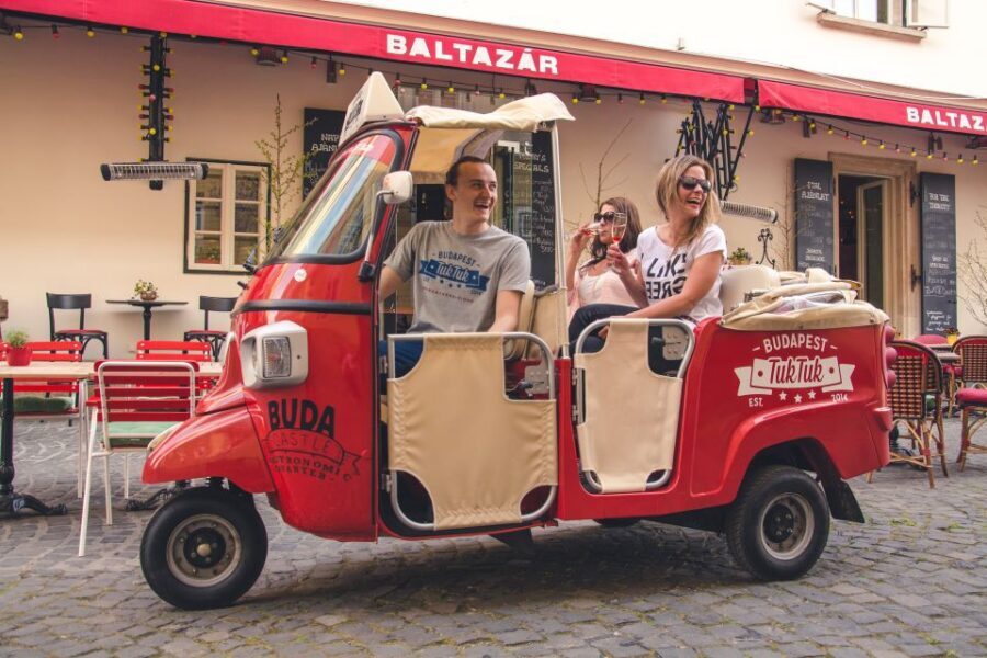 Budapest: Half-Day Exclusive Highlights Private Tour - Pest attractions and efficient photo breaks