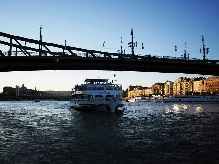 Budapest: Half-Day Highlights Small Group Private Tour - Chain Bridge to the Castle District: Where the Views Do the Teaching