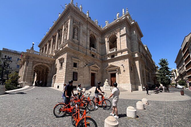 Budapest Historical Bike Tour in 90 Minutes - Bikes, comfort, and what the small group really changes