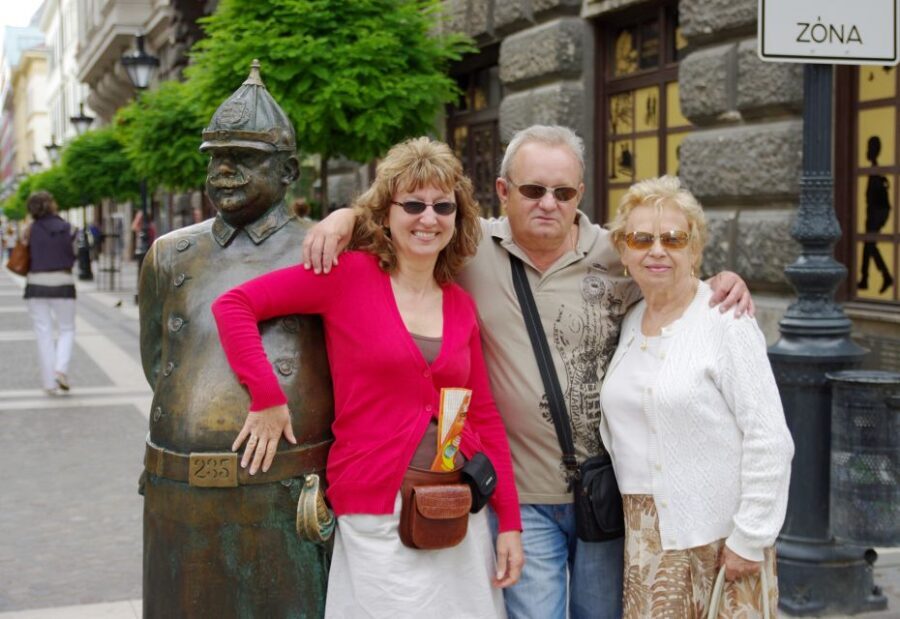 Budapest: Inner City Walking Tour in German - Danube Finale: Shoes on the Danube Bank and a Quiet River Walk
