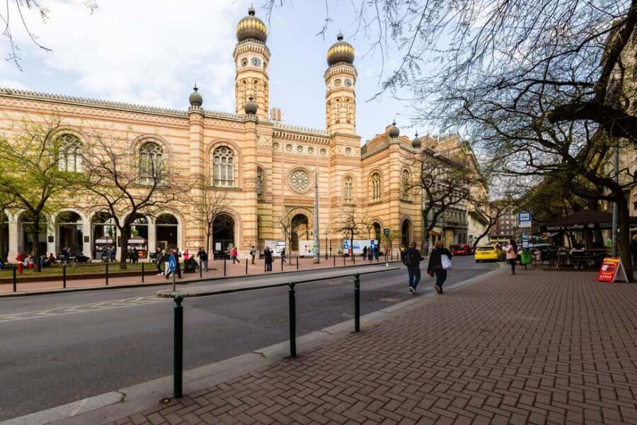 Budapest Jewish Ghetto History Private Guided Walking Tour - Choosing 2, 3, or 4 hours: what you gain with each upgrade