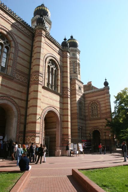Budapest: Jewish Heritage Guided Tour with Synagogue Ticket - What the walking pace feels like
