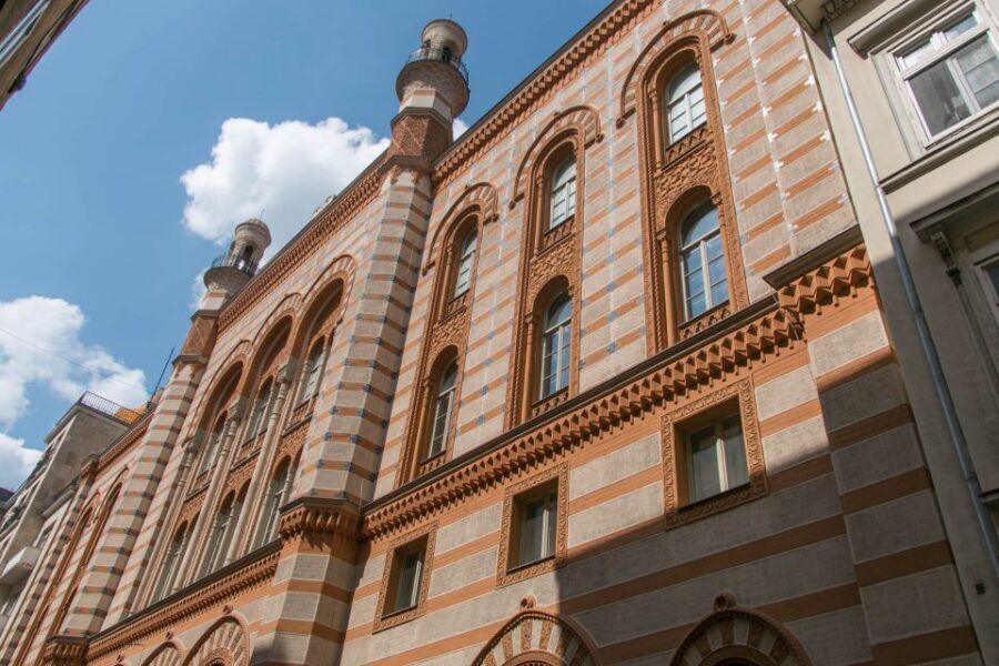 Budapest: Jewish Heritage Walking Tour with Historian Guide - Deák Square meeting point: get your bearings in the right place