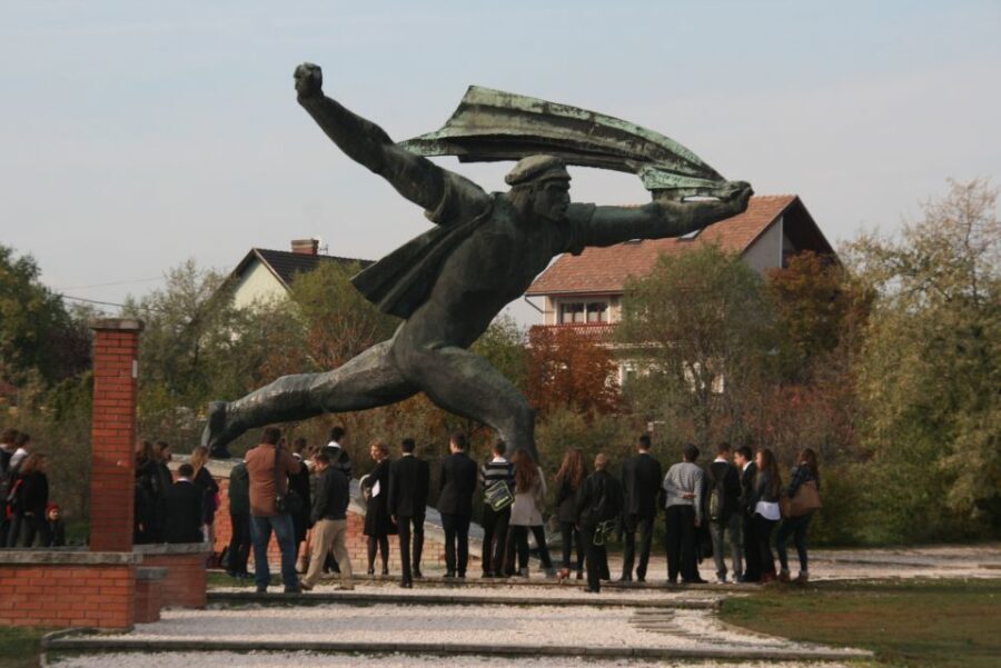 Budapest: Memento Park and Icons of Communism Guided Tour - Why Memento Park works better with a live guide than alone