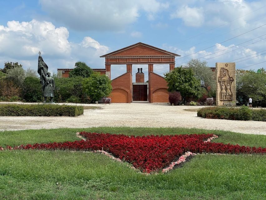 Budapest: Memento Park and Icons of Communism Guided Tour - From Batthyány tér to the open-air museum in a private car