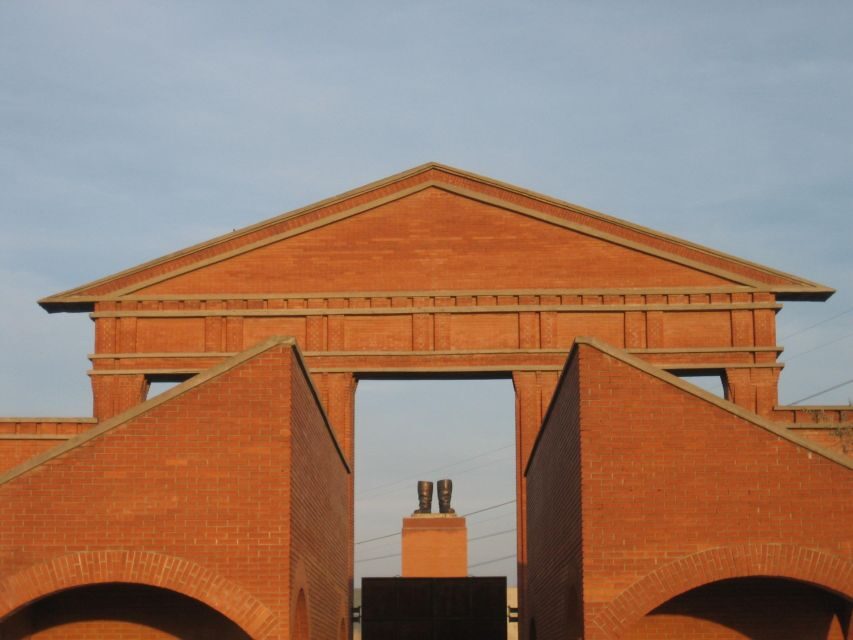 Budapest: Memento Park Ticket - The first shock: walking up to Stalin’s Grandstand