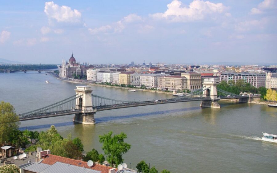 Budapest: Multilingual Highlights Tour - Liberty Square and the Monuments to Nazi and Communist Oppressions