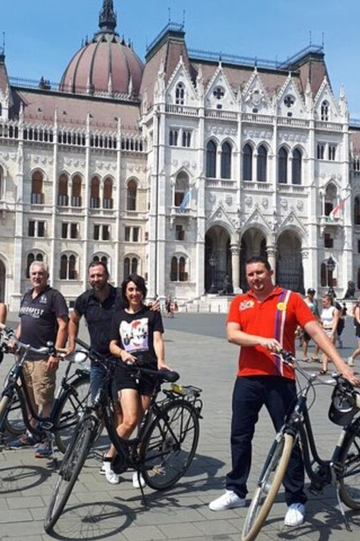 Budapest : Must-see attractions walking tour - József Nádor tér: Habsburg Threads and Hand-Painted Ceramics
