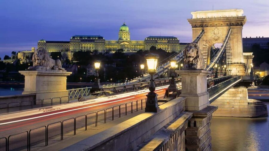 Budapest Night Tour in Spanish and Danube Boat Ride (optional) - Why Budapest at Night Works So Well (Walking + Water Views)