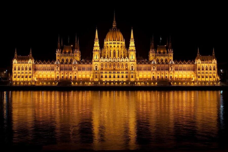 Budapest Night Tour in Spanish and Danube Boat Ride (optional) - St. Stephen’s Basilica at Night: A National Symbol in Golden Light