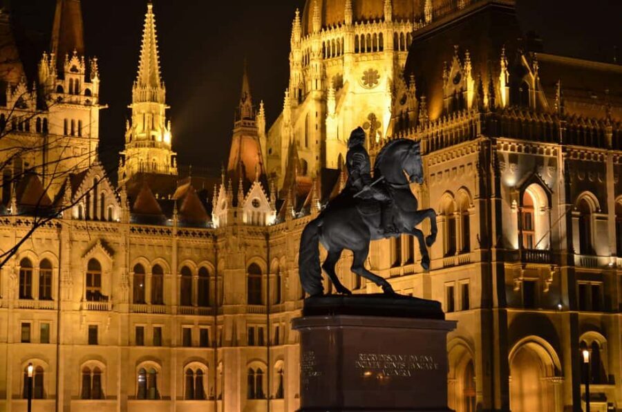 Budapest Night Tour in Spanish and Danube Boat Ride (optional) - Optional Danube Cruise (One Hour): Panoramas on Both Banks