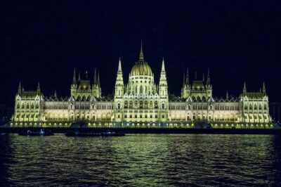 Budapest: Night Walking Tour with Danube River Cruise - Starting at the Hungarian State Opera: a smart kickoff and quick orientation