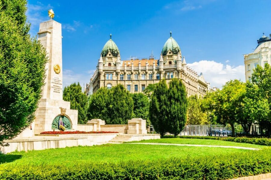 Budapest Old Town and Top Attractions Private Walking Tour - Széchenyi Chain Bridge finish: engineering pride and city unification