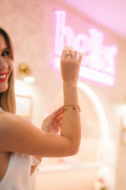 Budapest: Personalized Bracelet-Making Experience - Small-group atmosphere: up to 8 people, and why that matters