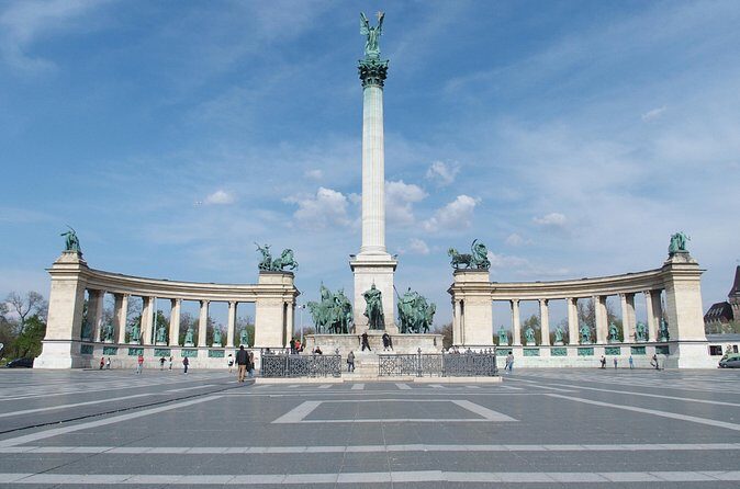 Budapest Pest side tour: Days of Glory - Vajdahunyad Castle and the biggest bath: history meets leisure