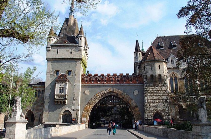 Budapest Pest side tour: Days of Glory - Private guide value: why 4 hours feels longer (in a good way)