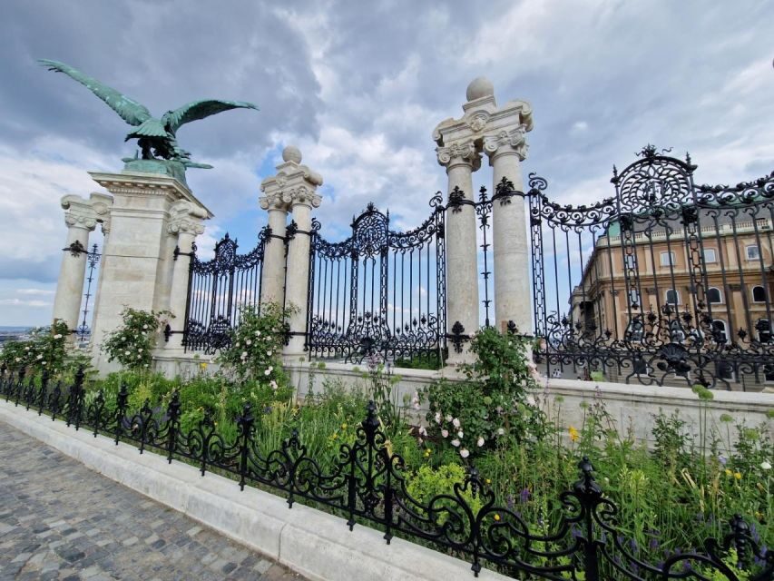 Budapest: private deluxe tour with a native, in Spanish - Parliament views, then down into Pest: the city’s two sides in one loop