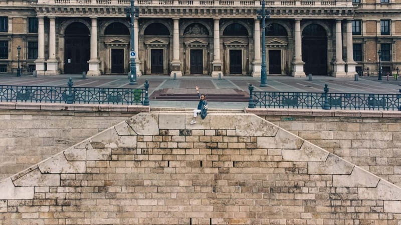 Budapest: private drone photo session - Posing with a drone overhead: what to expect without stress