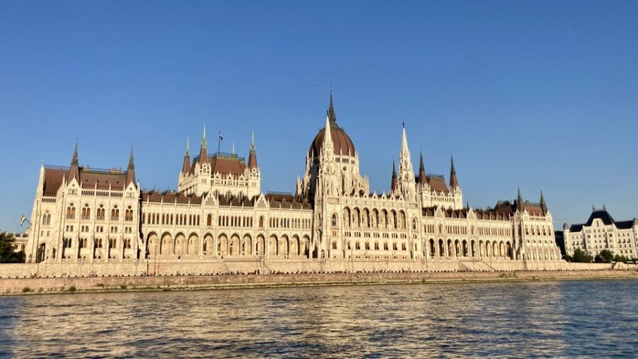 Budapest: Private Sightseeing Tour by car - Liberty Bridge and the Jewish Quarter photo stops