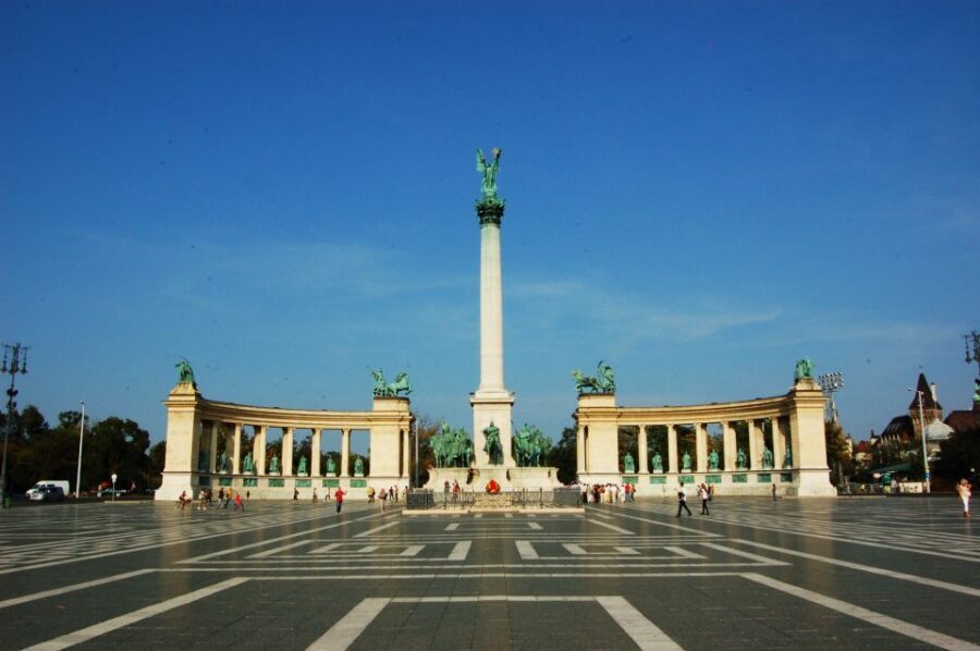 Budapest: Private Walking Tour of City with Spanish Guide - Guides You Might Get: Felipe, Romina, and Alejandra