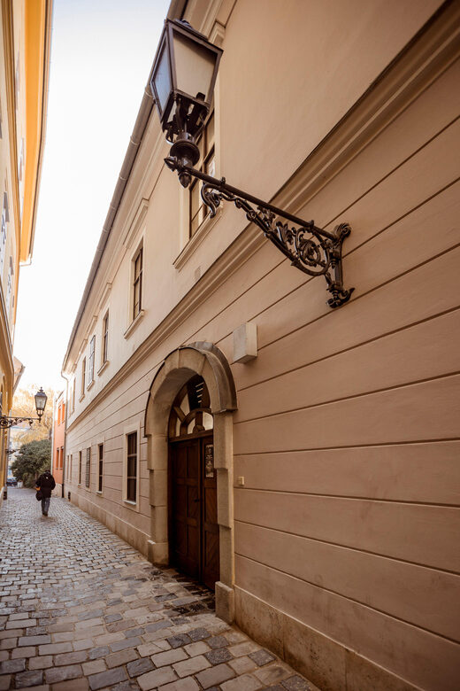 Budapest: The WWII Siege of Buda Castle & Bomb Shelter Tour - Úri Street and Lovas Way: Getting the Siege Geography Right