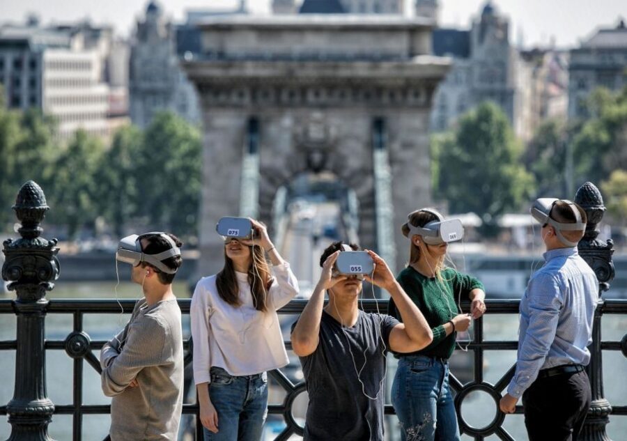 Budapest: Virtual Reality Tour in 8 Languages - What you hear: live guide and multi-language audio