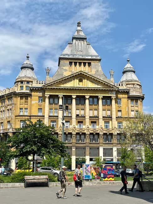 Budapest: Walking Tour with Chimney Cake & Polaroid Photos - Inside Szimpla Kert: ruin-bar history without the lecture tone