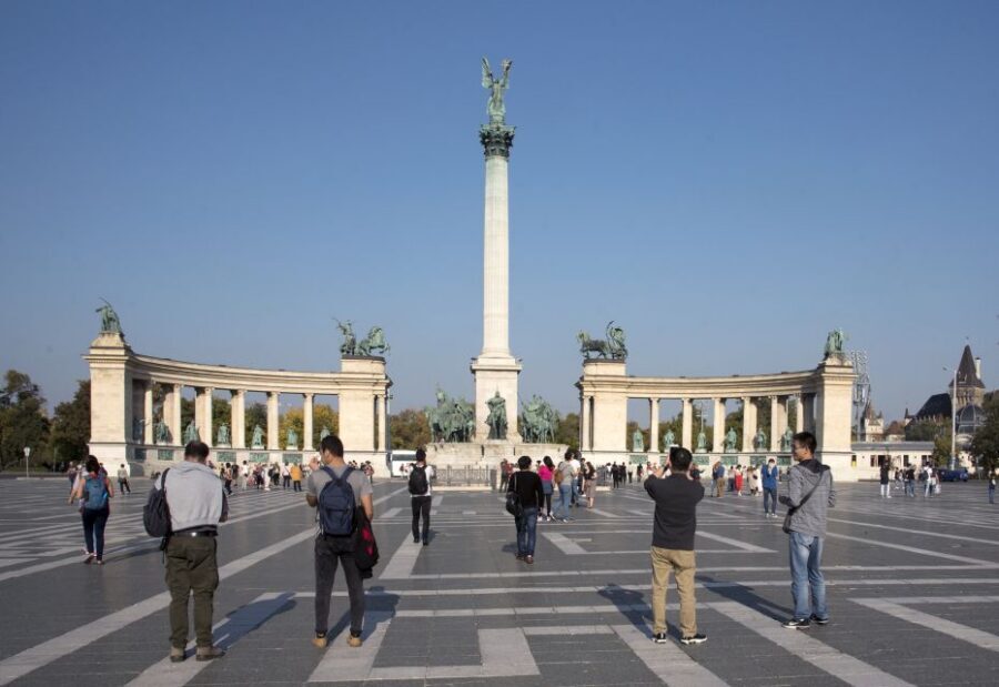 Castle District & Pest Driving Tour with Danube River Cruise - Who this tour fits best