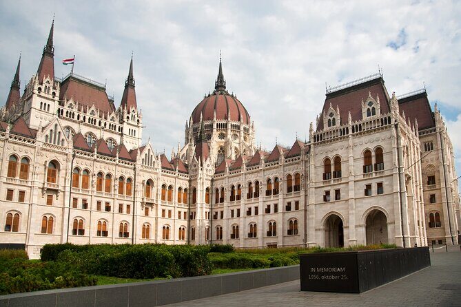 Classic Walk in Budapest - King Matthias area: fountains, Sándor Palace, and the Gothic finish