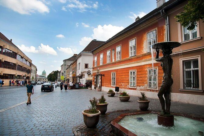 Classic Walk in Budapest - Guides, pace, and what that small-group feel does for you