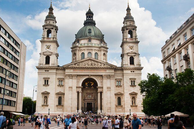 Classic Walk in Budapest Historical Center - St. Stephen’s Basilica: A Huge Church and the Meaning Behind It